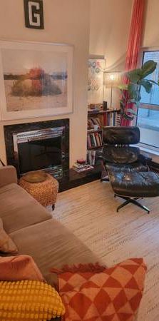 Entire large 3 bedroom house @ Bay & Bloor / Yorkville / U of T - Photo 1