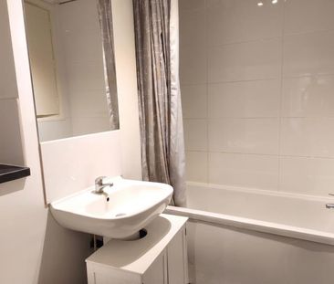 Carmel Close, Woking, Surrey, GU22 - Photo 3