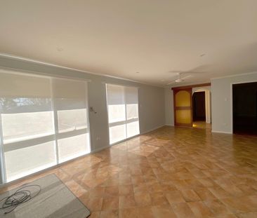 Large Brick 3 Bedroom Home with double garage - Photo 3