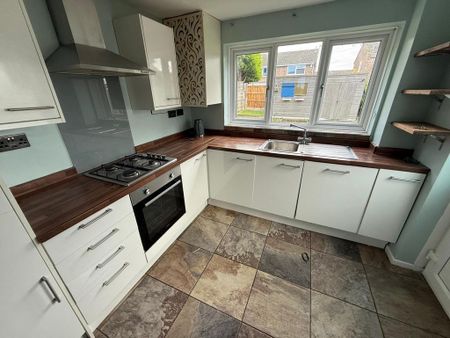 3 bedroom semi-detached house to rent - Photo 3