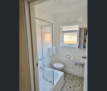 Spacious 2-Bedroom Ground Floor Apartment in Convenient Glen Huntly - Photo 5