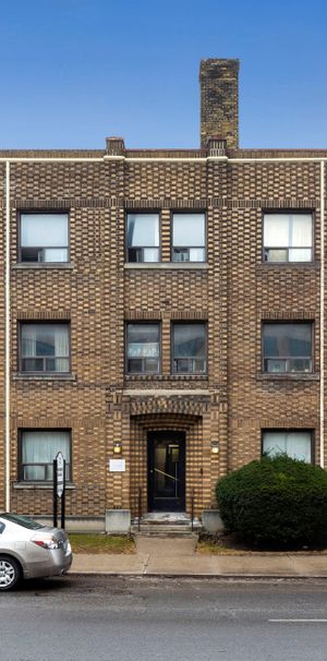 charming and inviting low-rise apartment property - Photo 1