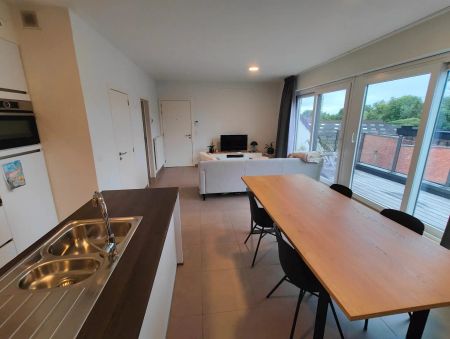 Centraal gelegen appartement met twee slaapkamers met garage en berging - Foto 2