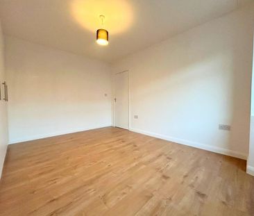 3 bedroom flat to rent - Photo 6