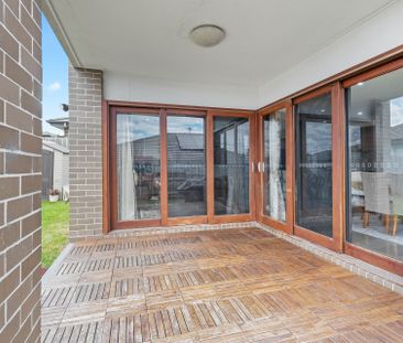 Exquisite Family Living in a Modern Luxury Home - Photo 4