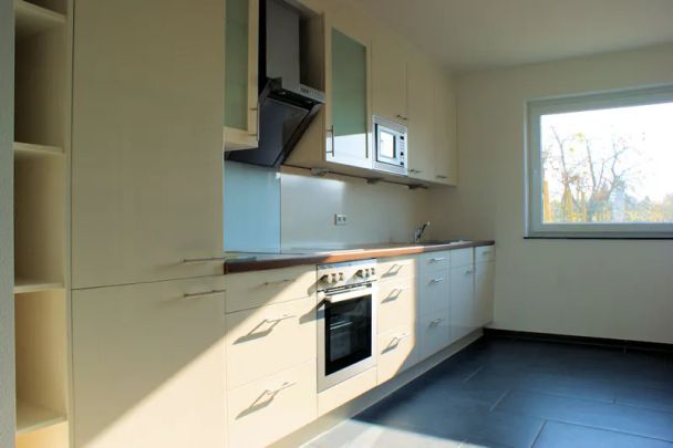 Erdgeschosswohnung mit Einbauküche, Erdwärme und Garten mit unbezahlbarem Blick - Foto 1