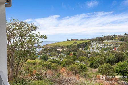 Near New Luxury Coastal Three Bedroom Apartment - Photo 3