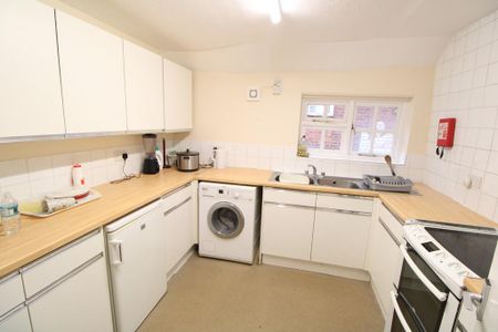 1 bedroom in a flat share to rent - Photo 3