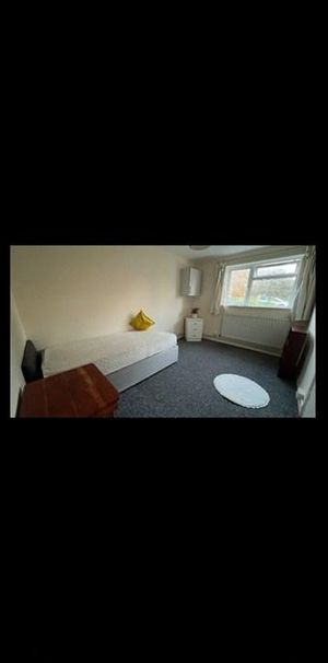 1 bedroom in a flat share to rent - Photo 1