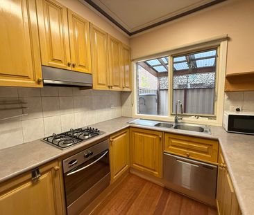 5 Hillview Avenue, Pascoe Vale South VIC 3044 - Photo 1