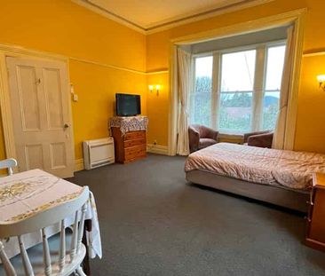 Spacious Fully Furnished Self Contained Apartment - Photo 3