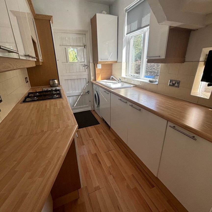 OIRO £1,900 pcm - Available Now - Unfurnished - Photo 1