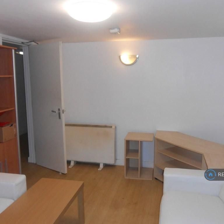 3 bedroom flat to rent - Photo 1
