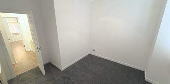 2 bedroom property to rent in Renfrew - Photo 2