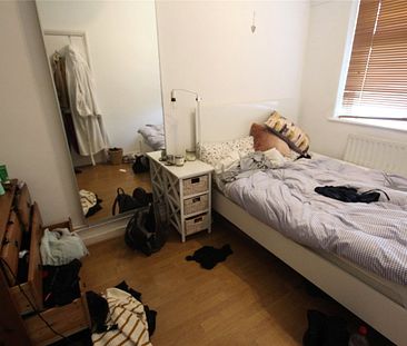 Double Room in a 3 Bed Flat Share- WAPPING - Photo 5