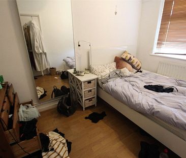 Double Room in a 3 Bed Flat Share- WAPPING - Photo 5