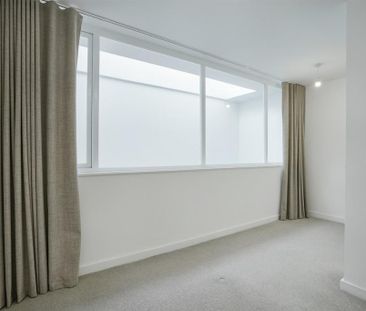 4 bedroom end of terrace house to rent - Photo 3