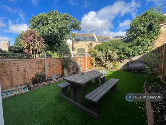 1 bedroom in a house share to rent - Photo 1