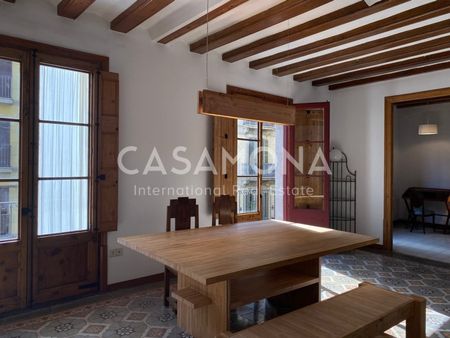 Spacious 3 Bedroom Apartment in El Born with Traditional Features - Photo 4