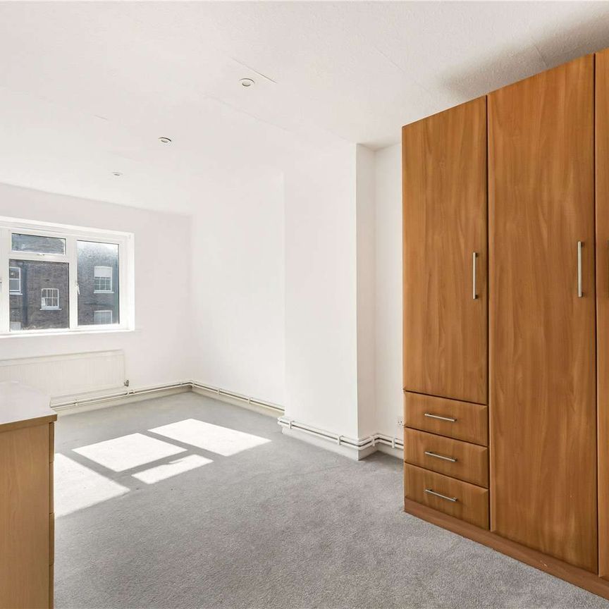 Three bedroom split level apartment on a sought after street in central Angel. - Photo 1