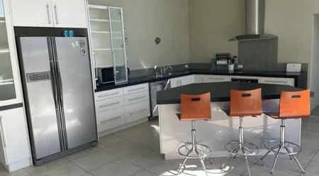 Large Modern house in good neighbourhood - Photo 3