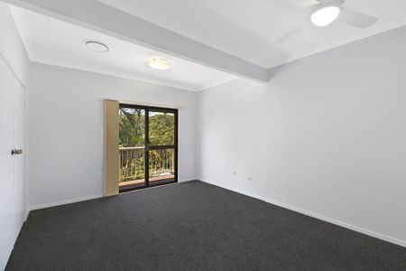 🏡 "Serene Coastal Living: Stunning 4-Bedroom Home in Terrigal" 🌊 - Photo 3