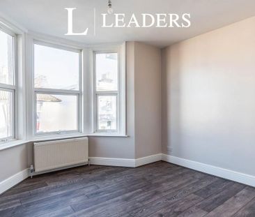 3 bedroom flat to rent - Photo 4