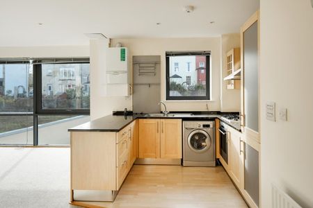 1 Bed Flat - Photo 2