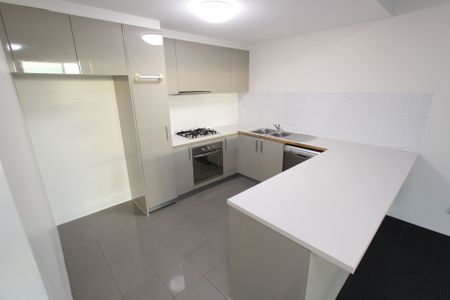 Three Bedroom Apartment - Excellent Location - Photo 3