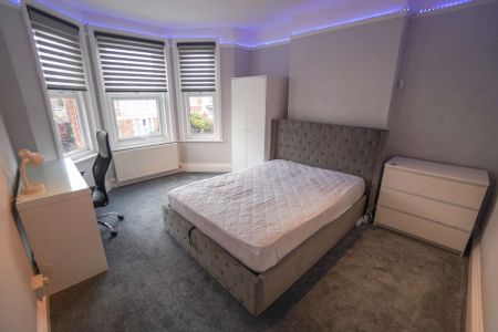 To Rent Shaftesbury Road, Charminster, Bournemouth, BH8 £2,450 pcm Tenancy Info - Photo 4