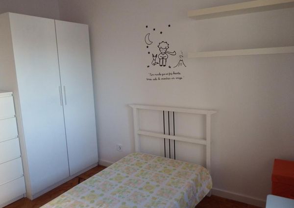 Quarto para estudante alegre e calmo em Lisboa Alvalade