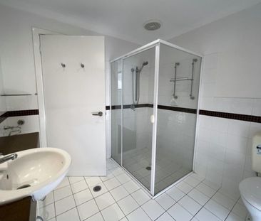 Spacious Family Home With Pool - Photo 6