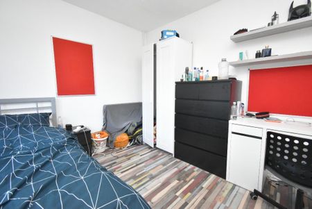 6 bedroom detached house to rent - Photo 3