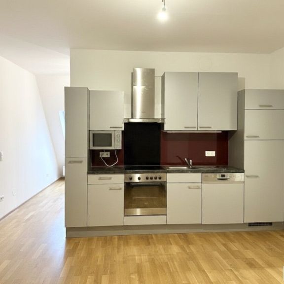 U-Bahn-Nähe Alser Straße! Sonnige, unbefristete 2-Zimmer-Dachgeschoss-Wohnung nahe Palffygasse - Photo 1