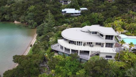 Luxurious Fully Furnished Beachside Home with Stunning Views - Photo 3