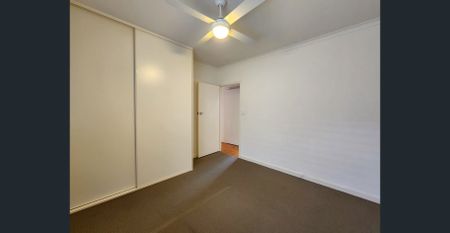 Charming Urban Retreat: Prime Location with Modern Comfort - Photo 3