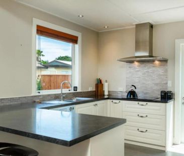 Stunning Renovated Three bedroom Villa - Photo 5