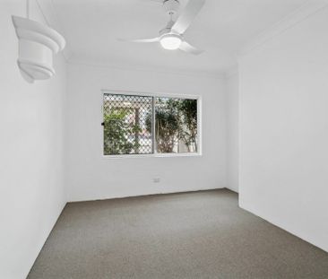 Beachfront Living in Surfers Paradise! - Photo 1
