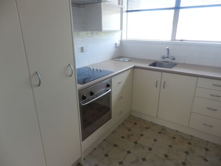 Warm & Comfortable Two-Bedroom Flat Close to Amenities - Photo 4