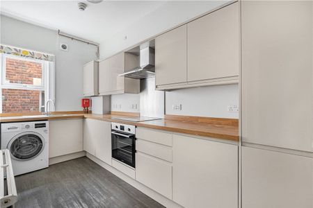 *Includes GAS & ELECTRIC* Spacious and well presented three bedroom top floor apartment in central Summertown and within a short walk to shops and facilities. Close to bus stops with regular bus running into the city centre. - Photo 5