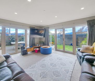 Evergreen Cres : Family-Friendly Living in a Prime Location - Photo 3