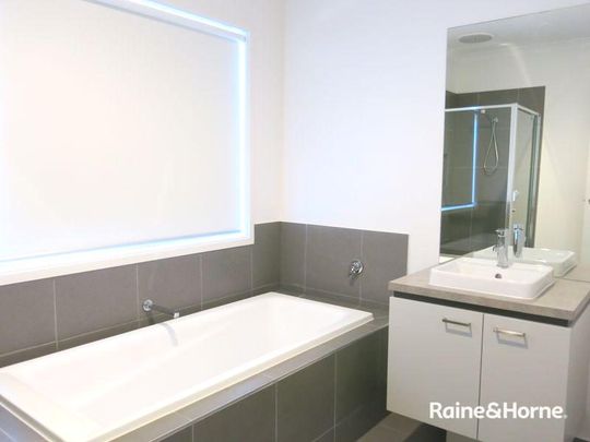 "MODERN 4 BEDROOM FAMILY HOME!" - Photo 1