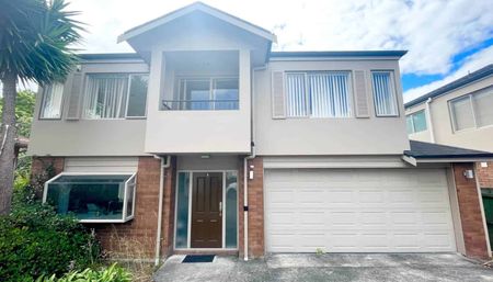 Modern 5-Bedroom Family Home in a Prime Location - Photo 4