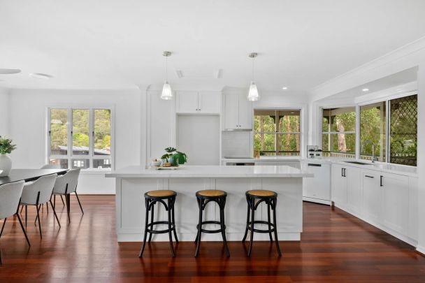 SPACIOUS FAMILY HOME WITH VIEWS - Photo 1