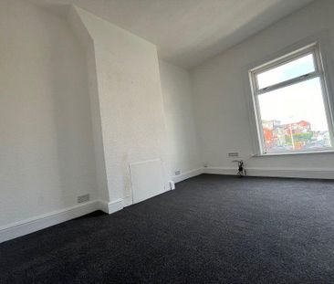 3 bedroom flat to rent - Photo 4
