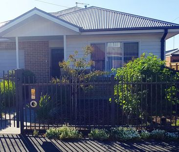 MODERN THREE BEDROOM HOME IN GREAT LOCATION - Photo 5