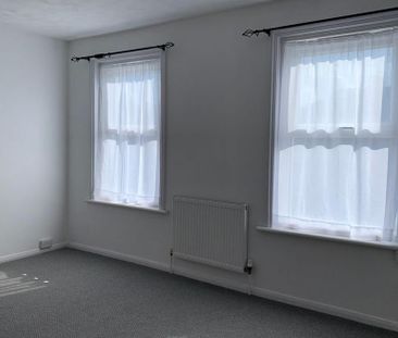 3 bedroom end of terrace house to rent - Photo 2