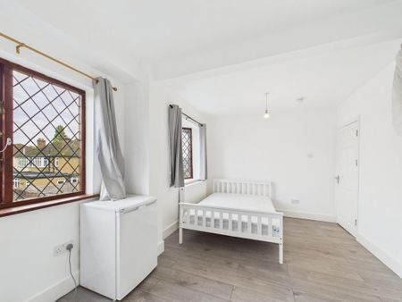 6 bedroom semi-detached house to rent - Photo 5