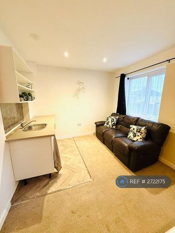 1 bedroom in a house share to rent - Photo 2