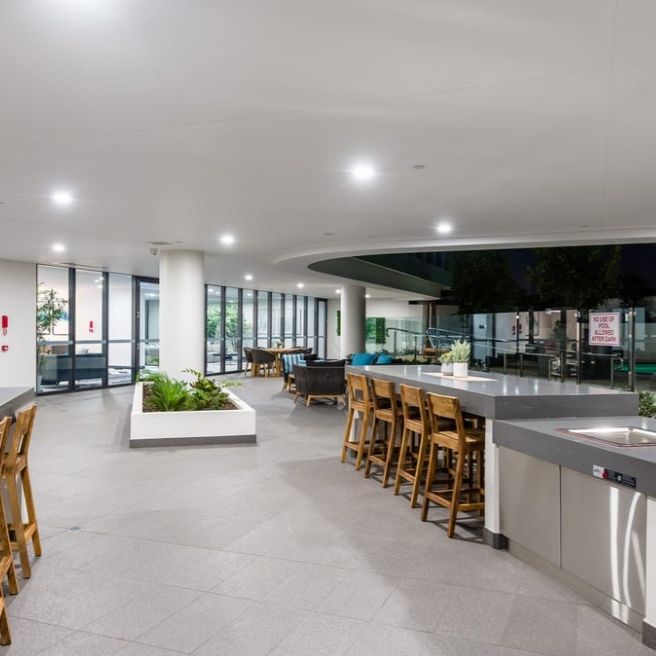 Luxurious, Secure Apartment in Prestigious Location w/ Stunning Views & High Quality Fittings! - Photo 1